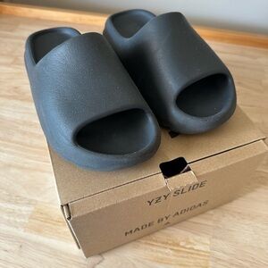 Adidas Yeezy slides in Onyx size 4